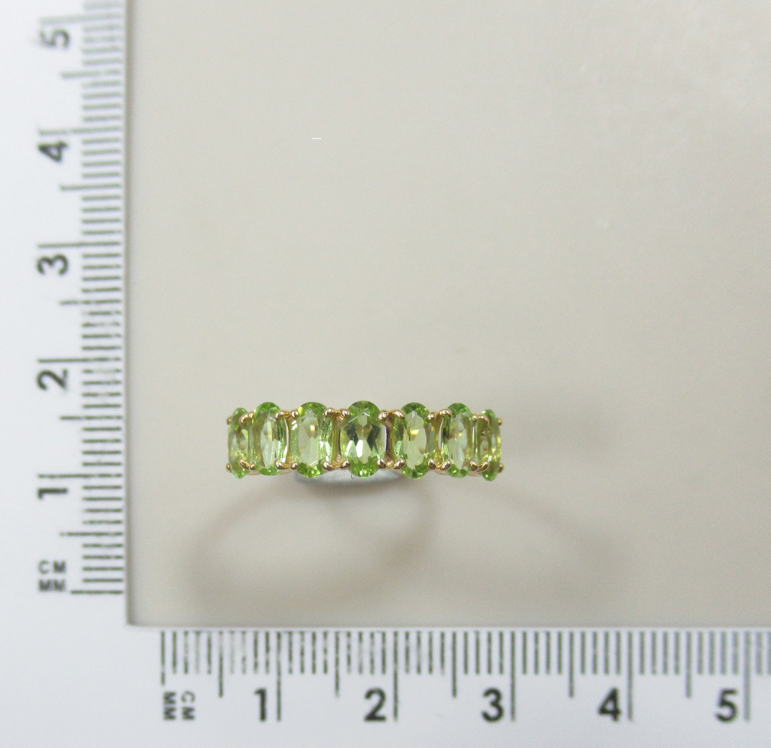 Серебряное кольцо с хризолитами